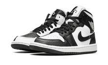 Load image into Gallery viewer, Wmns Air Jordan 1 Mid Se "Split Black White"