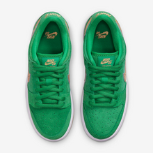 Load image into Gallery viewer, Nike SB Dunk Low Pro St. Patrick's Day (2022)
